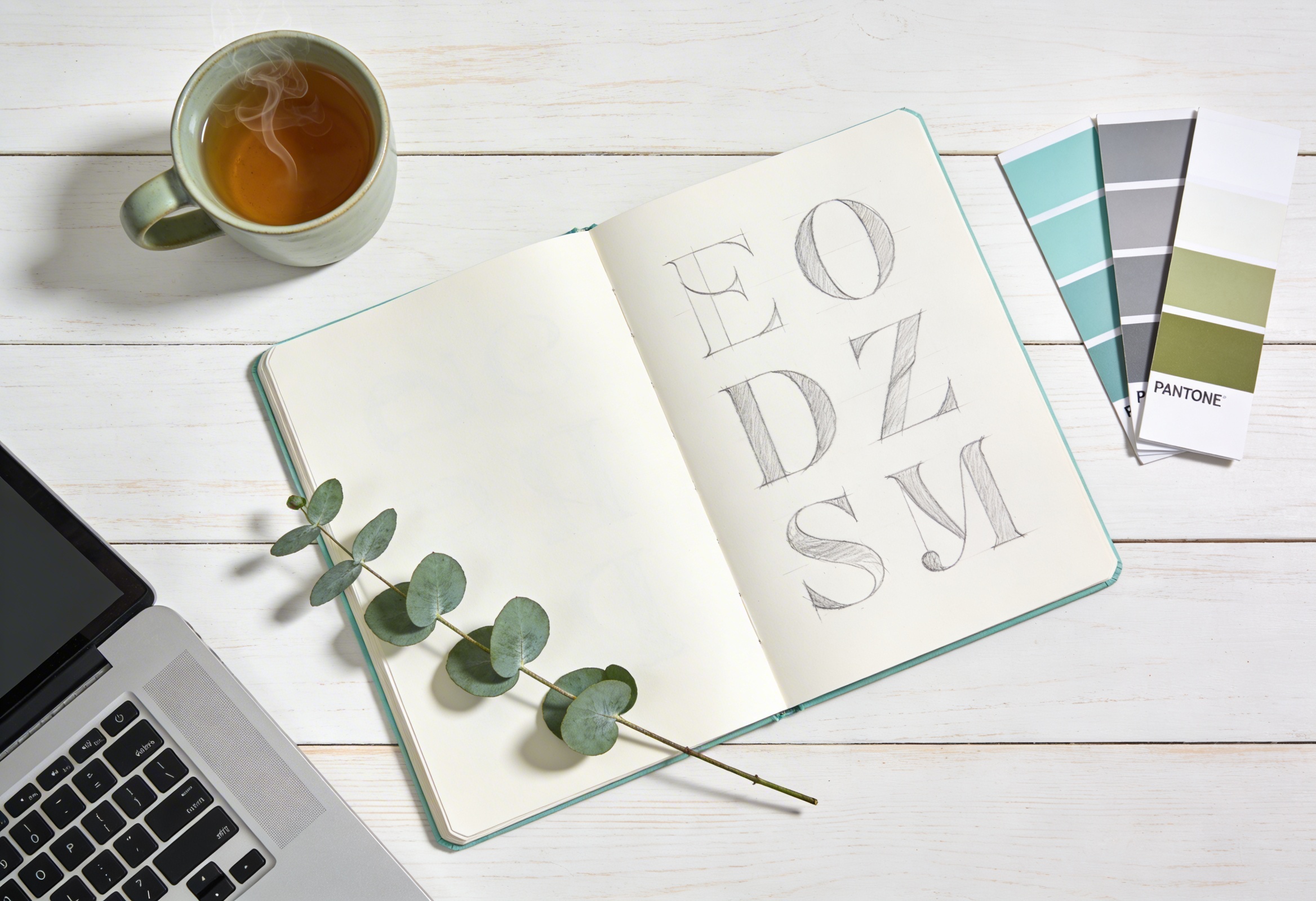 Düzenli ve aydınlık yaratıcı tasarım çalışma masası